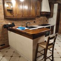 CUCINA IN MASSELLO E MURATURA. BELLISSSSIMA