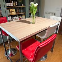 Bancone con sgabelli