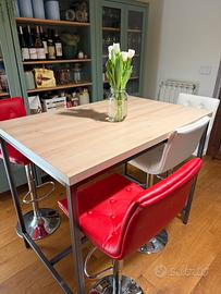 Bancone con sgabelli