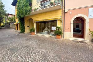NEGOZIO A MANERBA DEL GARDA
