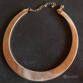 Collana girocollo dorata semirigida a fascia