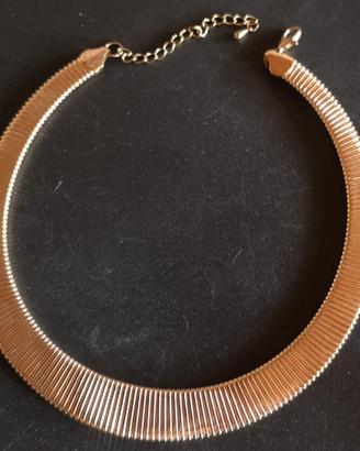 Collana girocollo dorata semirigida a fascia