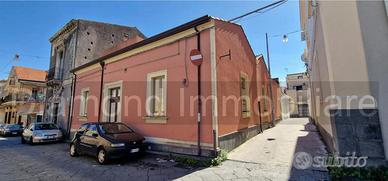 Casa singola con cortile e deposito a Riposto