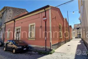 Casa singola con cortile e deposito a Riposto