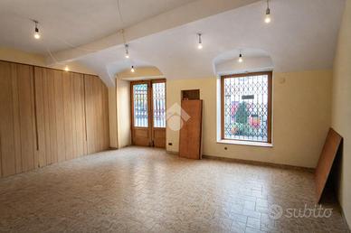 NEGOZIO A LANZO TORINESE