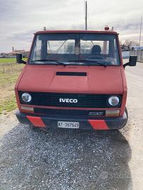 Iveco Daily 35-8 con Gru