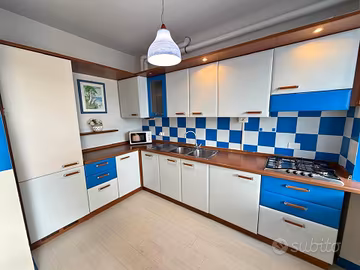 Cucina ad angolo completa di elettrodomestici