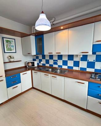 Cucina ad angolo completa di elettrodomestici