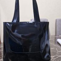 Borsa Coccinelle a mano, in pelle nera lucida