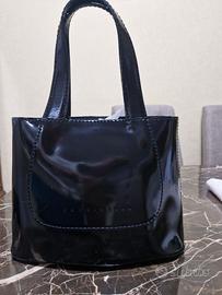 Borsa Coccinelle a mano, in pelle nera lucida