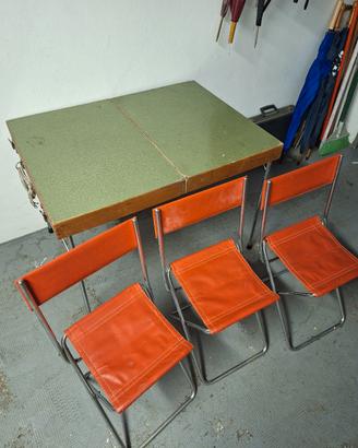 Tavolo pieghevole da campeggio con tre sedie 