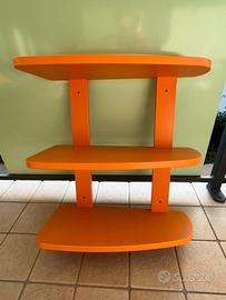 Struttura a tre ripiani da appendere a parete