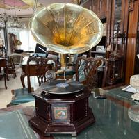 Grammofono ottagonale con tromba lavorata