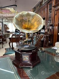 Grammofono ottagonale con tromba lavorata