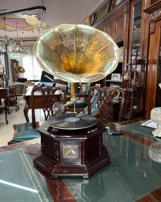 Grammofono ottagonale con tromba lavorata