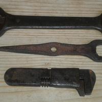 Chiavi inglesi antiche una in ferro battuto '800