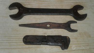 Chiavi inglesi antiche una in ferro battuto '800