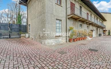 PORZIONE DI CASEGGIATO INDIPENDENTE DA PERSONALIZZ