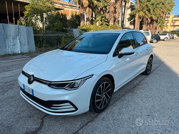 VOLKSWAGEN GOLF VIII 1,5 TGI 130 CV LIFE DSG MY21 