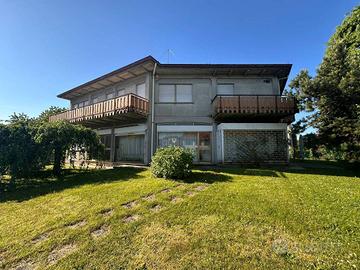 Villa di 609 m² con più di 5 locali e box auto a B