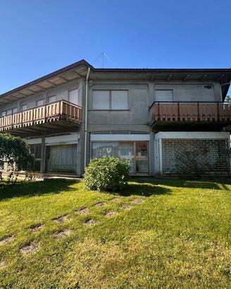 Villa di 609 m² con più di 5 locali e box auto a B