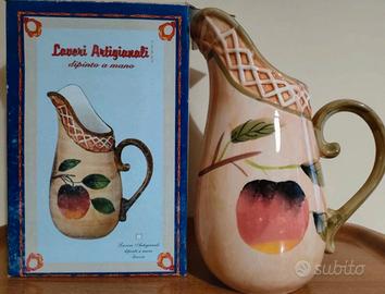 Brocca in ceramica con decorazione a mano