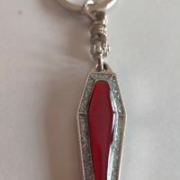 Portachiavi a forma di bara o cassa da morto.