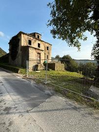 Casale con terreno località Miseglia