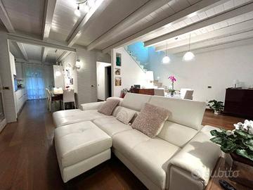 SALZANO CENTRO ELEGANTE VILLETTA A SCHIERA