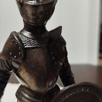 Statuetta in bronzo guerriero mediev. in armatura