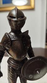 Statuetta in bronzo guerriero mediev. in armatura