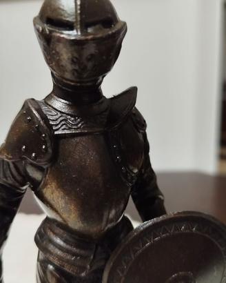 Statuetta in bronzo guerriero mediev. in armatura