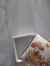 Scatoline giapponesi bagnate in oro