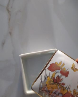 Scatoline giapponesi bagnate in oro