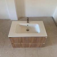 mobile da bagno marrone chiaro con top bianco