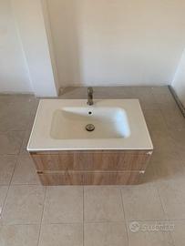 mobile da bagno marrone chiaro con top bianco