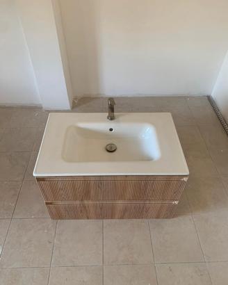 mobile da bagno marrone chiaro con top bianco