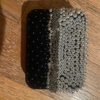 Borsa in velluto nero con perle applicate Pinko