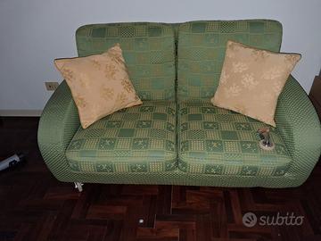 divano verde 2 posti
