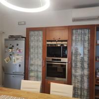 CUCINA con PENISOLA TAVOLO E SEDIE
