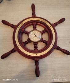 Timone in legno con orologio.