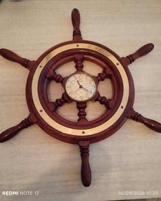 Timone in legno con orologio.