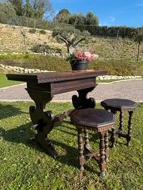 Scrittoio con 2 sgabelli