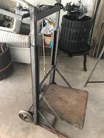 Sollevatore per damigiane