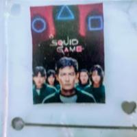 calamita di squid game con personaggi a scelta. Fa