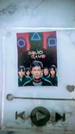 calamita di squid game con personaggi a scelta. Fa