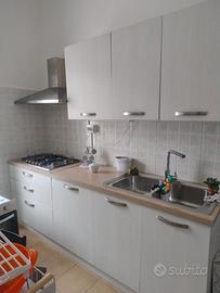 Cucina escluso frigorifero tavolo  e parete attrez