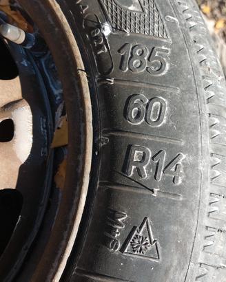 4 gomme invernali montate su cerchi in ferro