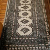 tappeto annodato a mano firmato 