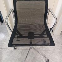 Vitra EA117  con braccioli e meccanismo girevole